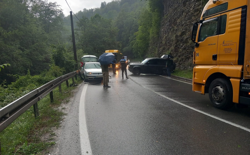 Teška nesreća na M-18: Više osoba povrijeđeno, saobraćaj u potpunosti obustavljen