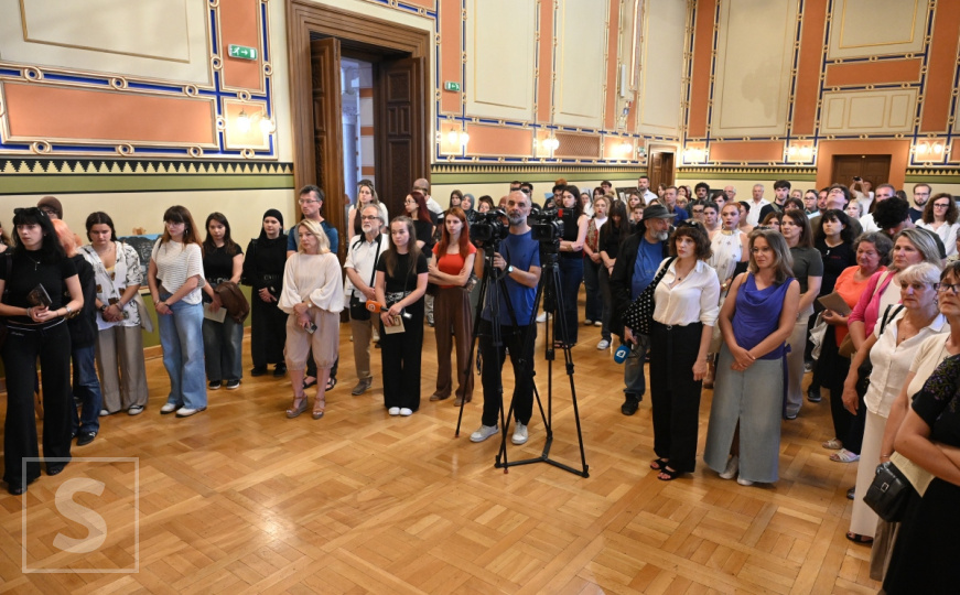 Sjećanje na prekinutu mladost: U Vijećnici otvorena izložba 'Osoj i prisoj' Erdoana Morankića