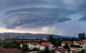 Nevrijeme stiglo u Bosnu i Hercegovinu:  15 minuta grada zahvatilo Grude, zvonila crkvena zvona