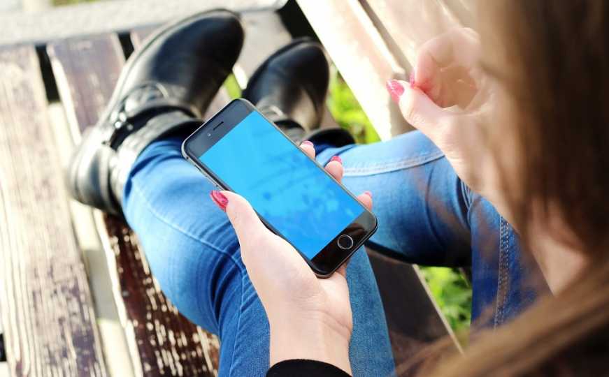 Francuska uvodi zabranu društvenih mreža za djecu mlađu od 15 godina