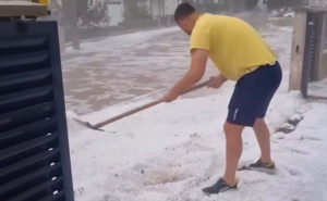 Prizori kao u januaru: Nevesinje pogodilo snažno nevrijeme, građani lopatama čiste led sa ulica