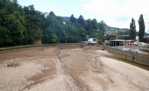 Spuštena brana na Bentbaši: U toku su radovi na uklanjanju mulja iz korita Miljacke