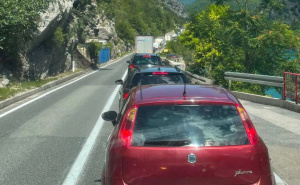 Velike gužve iz pravca Mostara prema Jablanici: Automobili zarobljeni u dugim kolonama