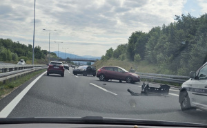 Saobraćajna nesreća na A-1: Sudarili se autobus i dva automobila, saobraćaj usporen
