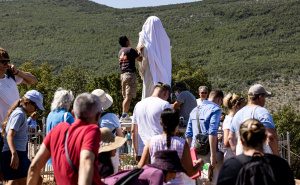 Vjernici u Međugorju obnavljaju oltar, čiste Gospin kip i mole se: "Jači smo od Sotone"