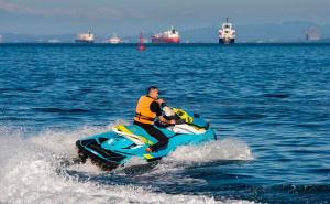 Snimak s Brača zgrozio regiju: Jet ski projurio tik pored kupača, tragedija izbjegnuta za dlaku