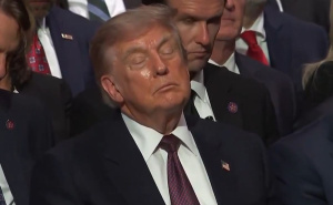 Bijela kuća tvrdi da Trump nije zaspao na sahrani: Samo 'izopačeni idioti' misle da jeste