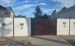 Vjernici uznemireni: Na zidovima mesdžida u Srbiji osvanuli murali ratnog zločinca Ratka Mladića