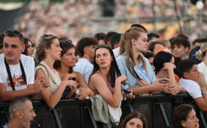 Dok čekaju da Dino Merlin izađe na scenu: Fanovi se zabavljali praveći "valove" na tribinama