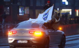 Nastavak provokacija: MUP RS oduzeo zastavu s ljiljanima i sankcionisao vozača iz Bosanskog Novog