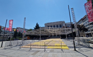 Počele pripreme za SFF: U toku postavljanje podloge i nadstrešnice ispred pozorišta u Sarajevu