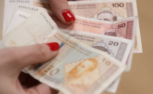 Počela isplata plata, razlike i regresa u institucijama BiH: Zaposlenici će dobiti i do 1.200 KM