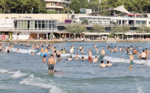 Njemački turisti kažnjeni na Jadranu: Žena se kupala na balkonu, komšije ih prijavile