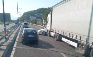 Nesreća na brzoj cesti u Blažuju: Sudarili se kamion i automobil