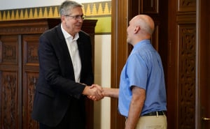 Gradonačelnik Sarajeva Samir Avdić uručio priznanje Mattu Josephu za jačanje prijateljskih veza