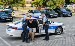 Velika policijska akcija u Banjoj Luci: Uhapšen trojac, pronađeno 14 pušaka i pištolj