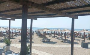 Incident na poznatoj plaži na Jadranu: Turista drvenom motkom pretukao dvojicu muškaraca