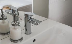 Znate li za šta služi rupica pri vrhu umivaonika? Bitnija je nego što mislite
