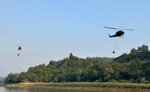 Helikopteri OSBiH u akciji gašenja požara kod Konjica: Opasnost još traje, pogledajte fotografije