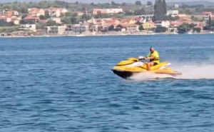 Snimak s Jadrana zgrozio javnost: Mupškarac jet skijem ometao avione koji su gasili požar