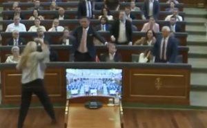 Haos u Skupštini Kosova: Kurtija gađali jajima, sjednica prekinuta