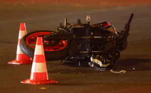 Saobraćajna nesreća na putu M-17: Smrtno stradao motociklista, saobraćaj obustavljen