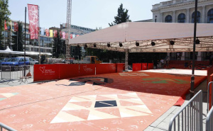 Sarajevo se sprema za filmski spektakl: Postavljen crveni tepih ispred Narodnog pozorišta