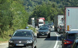 Teška nesreća na M-17: Sudar putničkog i teretnog vozila, jedna osoba povrijeđena