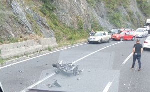 Nesreća na Bradini: Sudarili se kamion i motocikl, saobraćaj obustavljen