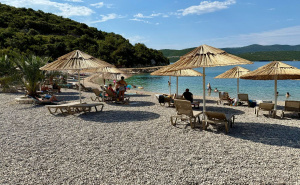 Drama na jadranskoj plaži: Reanimirali muškarca 40 minuta i uspjeli mu vratiti puls