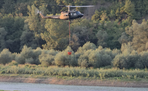 Borba sa vatrom od ranih jutarnjih sati: Helikopter OS BiH i danas gasi požar na području Konjica