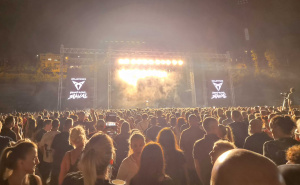 Hiljade ljudi na Grbavici uživa u spektaklu: The Prodigy izašao na scenu i napravio "lom"