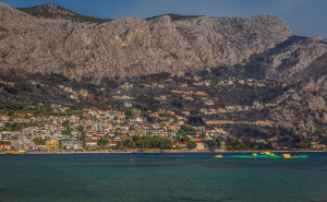 Omiš: Povrijeđeni u požaru još uvijek u teškom stanju, sumnja se da je podmetnut