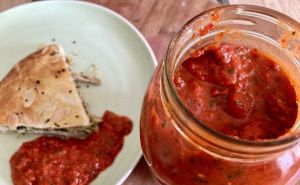 Recept za domaći ajvar: Stavite ga u rernu i zaboravite na sate stajanja pored šporeta
