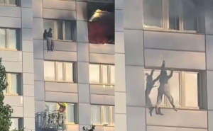 Žena s 11. sprata skočila u malu spasilačku korpu: Pogledajte nevjerovatnu scenu