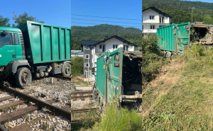 Izbjegnuta tragedija: Kamion KJKP Rad nakon sudara s putničkim vozilom završio na šinama