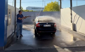 Vučić snimao kako vozi u autopraonicu. Na kraju nije znao sam oprati automobil
