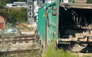 Policija objavila detalje: Pijani vozač iz Švicarske izazvao nesreću, kamion RAD-a završio na šinama