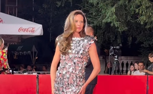 Sarah Čerkez se na crvenom tepihu pojavila izbijeljenih obrva: Ovo je novi trend koji žene vole