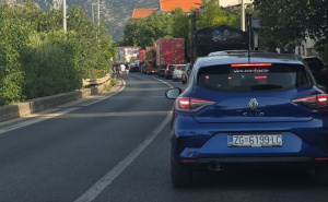 Poginuo pješak dok je pretrčavao magistralu M-17, saobraćaj potpuno obustavljen