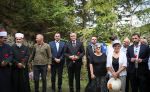 Bećirović odao počast nevinim žrtvama na Korićanskim stijenama: