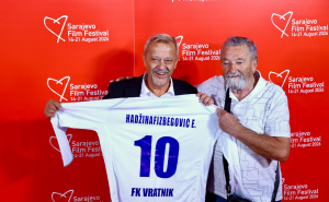 Emiru Hadžihafizbegoviću na crvenom tepihu SFF-a uručen poseban poklon