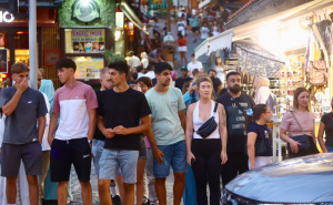 Ljeto nije gotovo: I poslije SFF-a brojni turisti i građani uživaju u šetnji Sarajevom