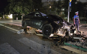 Nesreća u Mostaru: Vozač BMW-a srušio semafor i stupove, dio ulice ostao bez rasvjete