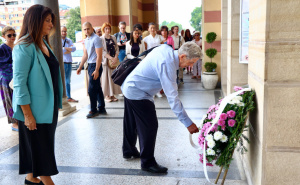 "Vapaj inteligencije u BiH": Predata peticija za povratak NUB-a u Vijećnicu i odata počast ubijenima