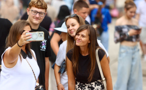 Kratki predah od ljetnih vrućina u Sarajevu: Građani uživaju u osvježavajućoj šetnji na Baščaršiji