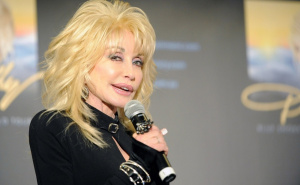Dolly Parton se borila s rakom, Trump naredio spuštanje zastava širom SAD-a