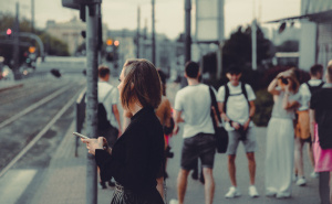 Ova zemlja želi kažnjavati pješake koji gledaju u mobitel: Šta vi mislite?