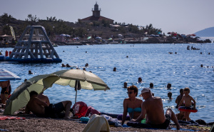 Bizarno: Par imao intiman odnos na Makarskoj rivi, prolaznici ih fotografisali