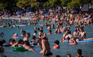 Bizarno: Par imao intiman odnos na Makarskoj rivi, prolaznici ih fotografisali